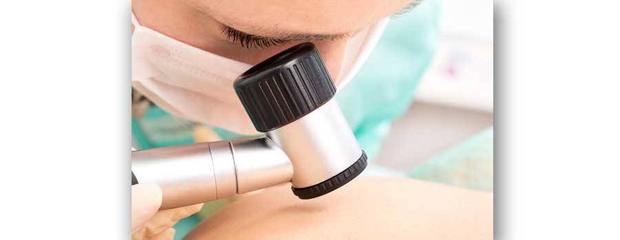 La Dra. Tejero subraya la necesidad de fomentar la prevención para evitar el incremento de casos de melanoma